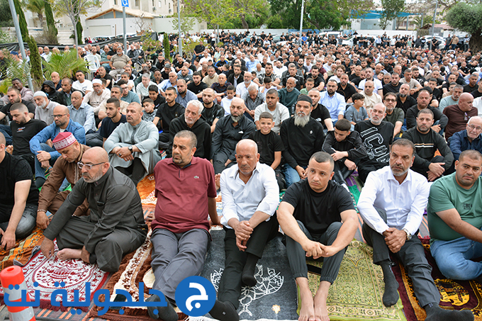 اهالي جلجولية يؤدون صلاة عيد الاضحى في ساحة مسجد الروضة في جلجولية 